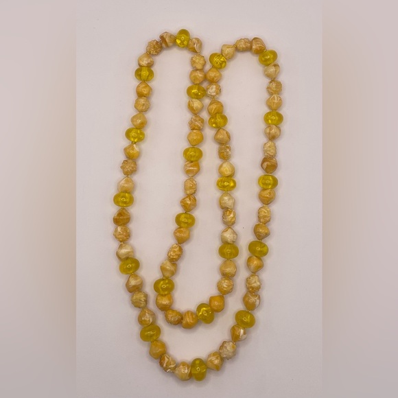 Vintage Long Strand of Molded Lucite Beads from the 1960s - Picture 6 of 6